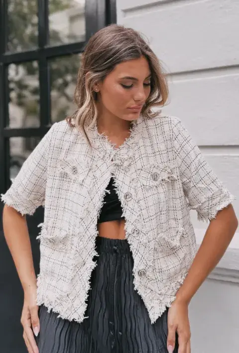 Foto de una modelo mujer usando blazer sin solapa. Foto de una modelo mujer usando blazer sin solapa.