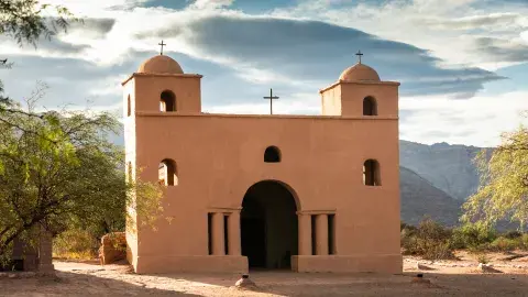 En la Ruta del Adobe se encuentran edificios históricos de la arquitectura colonial, algunos de los cuales fueron declarados Monumento Histórico Nacional. En la Ruta del Adobe se encuentran edificios históricos de la arquitectura colonial, algunos de los cuales fueron declarados Monumento Histórico Nacional.