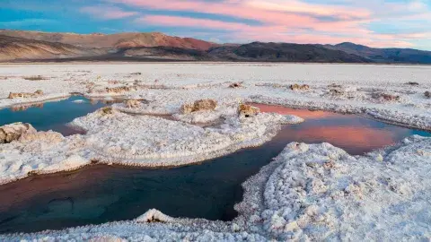 Al caer la tarde, una luz rosada y traslúcida desciende sobre el paisaje y convierte el salar en una geografía casi sobrenatural. Al caer la tarde, una luz rosada y traslúcida desciende sobre el paisaje y convierte el salar en una geografía casi sobrenatural.