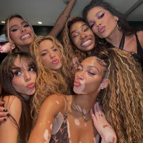 Shakira con amigas famosas. Shakira con amigas famosas.