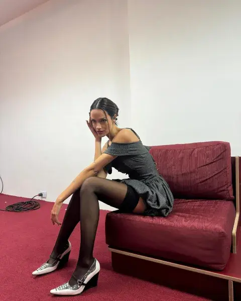 La cantante sorprendió a los internautas con un cambio de look totalmente distinto al que venía llevando La cantante sorprendió a los internautas con un cambio de look totalmente distinto al que venía llevando