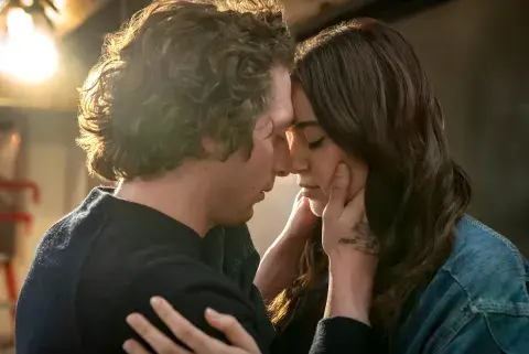 Foto de Jeremy Allen White y Molly Gordon a punto de besarse en la serie The Bear. Foto de Jeremy Allen White y Molly Gordon a punto de besarse en la serie The Bear.
