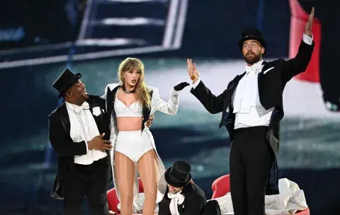 Foto de Travis Kelce participando en el show de Taylor Swift, en Londres. Foto de Travis Kelce participando en el show de Taylor Swift, en Londres.