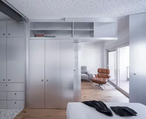 El cambio de madera a terrazo marca sutilmente las diferentes áreas funcionales El cambio de madera a terrazo marca sutilmente las diferentes áreas funcionales