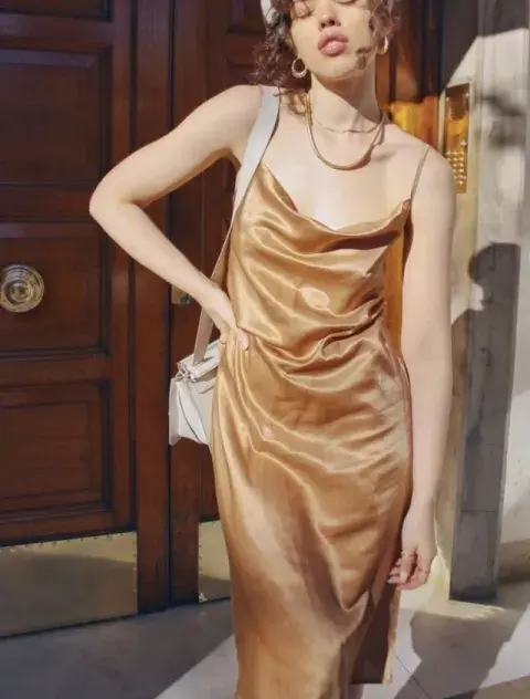 Foto de una modelo mujer usando un vestido lencero. Foto de una modelo mujer usando un vestido lencero.