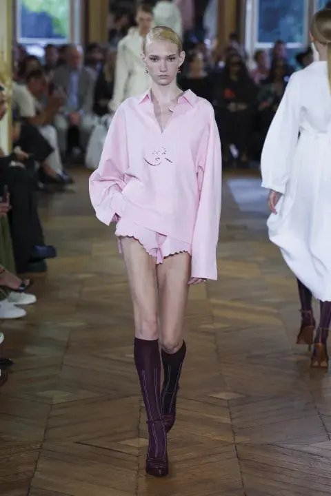 Modelo en la pasarela de Victoria Beckham. Modelo en la pasarela de Victoria Beckham.