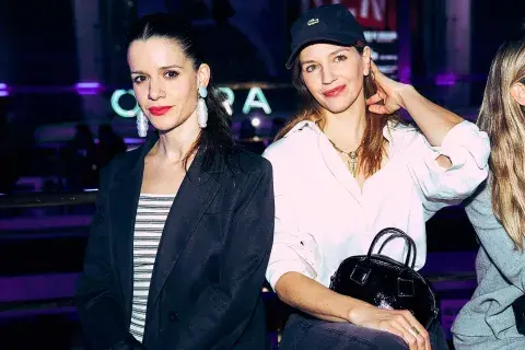 Violeta Urtizberea y Marcela Kloosteboer posando para la lente del fotógrafo Violeta Urtizberea y Marcela Kloosteboer posando para la lente del fotógrafo