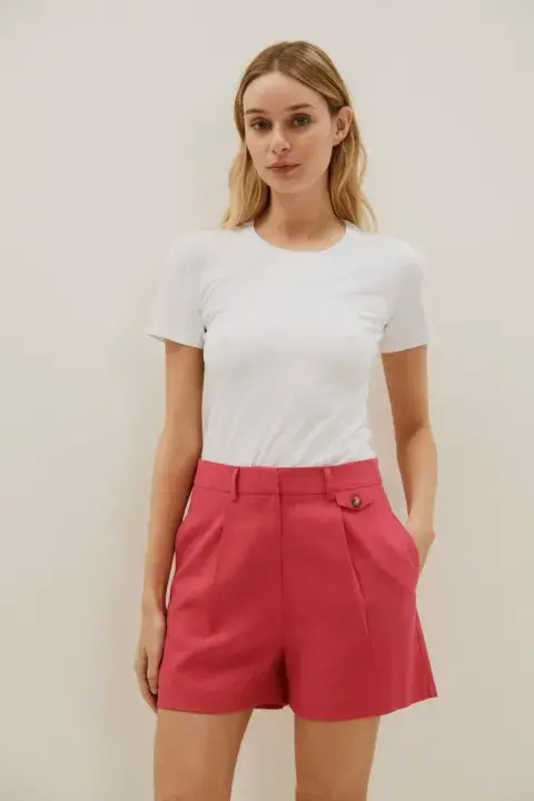 Foto de una modelo mujer usando una remera blanca. Foto de una modelo mujer usando una remera blanca.