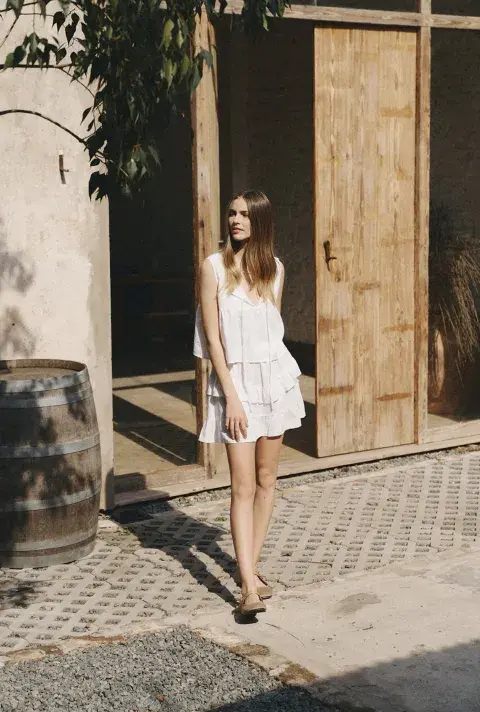 Foto de una modelo mujer usando ropa romántica de Flores. Foto de una modelo mujer usando ropa romántica de Flores.