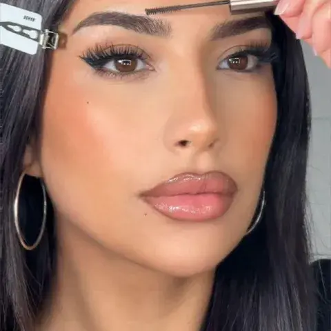 Foto de una mujer maquillándose con la tendencia Lip combo. Foto de una mujer maquillándose con la tendencia Lip combo.