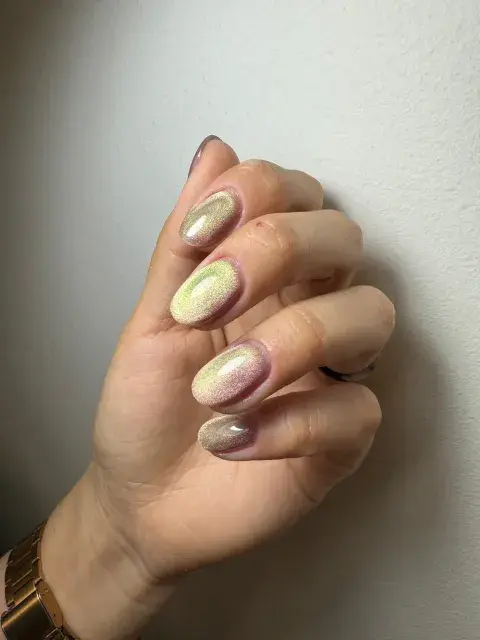 Foto de una mano de mujer con manicura tendencia de verano. Foto de una mano de mujer con manicura tendencia de verano.