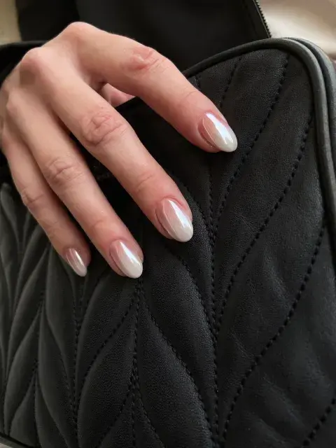 Foto de una mano de mujer con manicura tendencia de verano. Foto de una mano de mujer con manicura tendencia de verano.