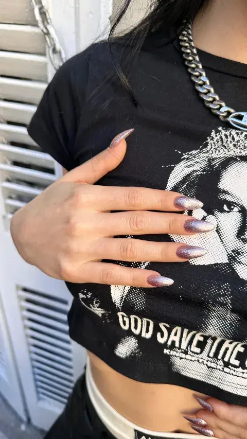 Foto de una mano de mujer con manicura tendencia de verano. Foto de una mano de mujer con manicura tendencia de verano.