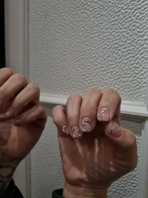 Foto de una mano de mujer con manicura tendencia de verano. Foto de una mano de mujer con manicura tendencia de verano.