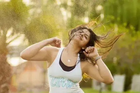 Una mujer bailando al aire libre Una mujer bailando al aire libre