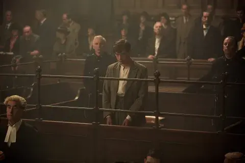 Foto de Billy Howle en la miniserie Witness for the Prosecution.