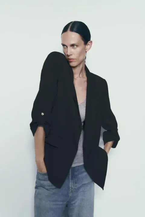 Foto de una modelo mujer usando un blazer. Foto de una modelo mujer usando un blazer.