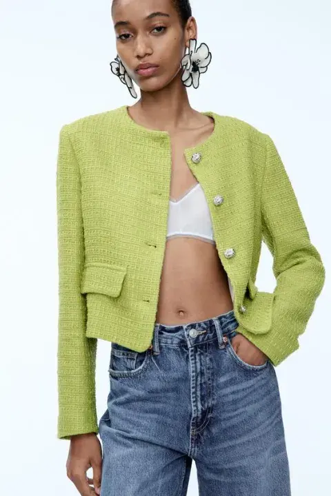 Foto de una modelo mujer usando blazer sin solapa. Foto de una modelo mujer usando blazer sin solapa.