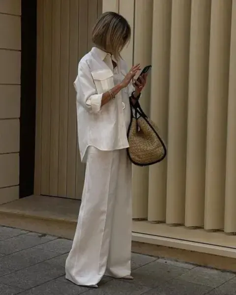 Una mujer en la calle usando un outfit de oficina para el verano. Una mujer en la calle usando un outfit de oficina para el verano.