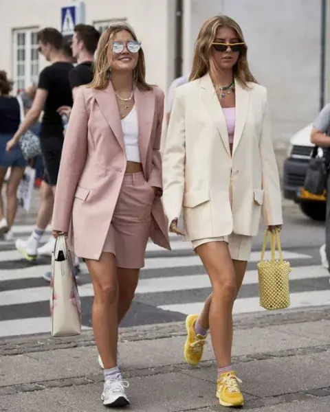 Una mujer en la calle usando un outfit de oficina para el verano. Una mujer en la calle usando un outfit de oficina para el verano.