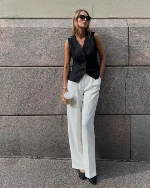 Una mujer en la calle usando un outfit de oficina para el verano. Una mujer en la calle usando un outfit de oficina para el verano.
