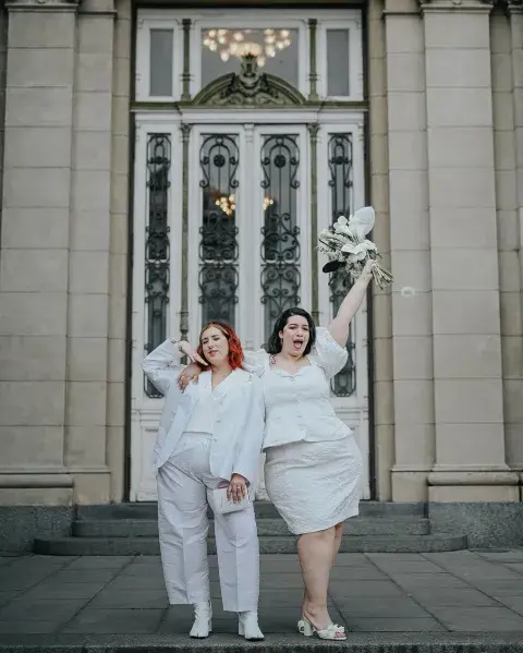 las influencers antes de su casamiento por civil con looks de color blanco