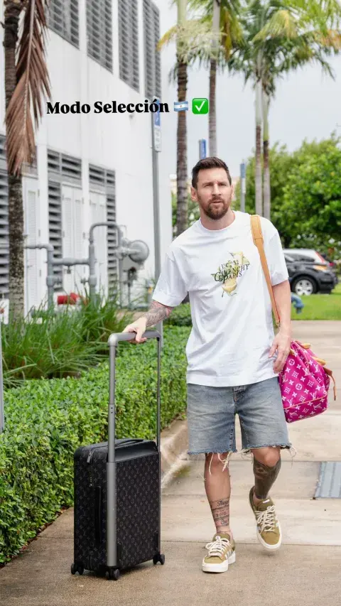Lionel Messi usando la nueva colección de LV Lionel Messi usando la nueva colección de LV