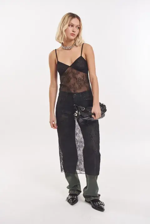 Foto de una modelo mujer usando un vestido con encaje.