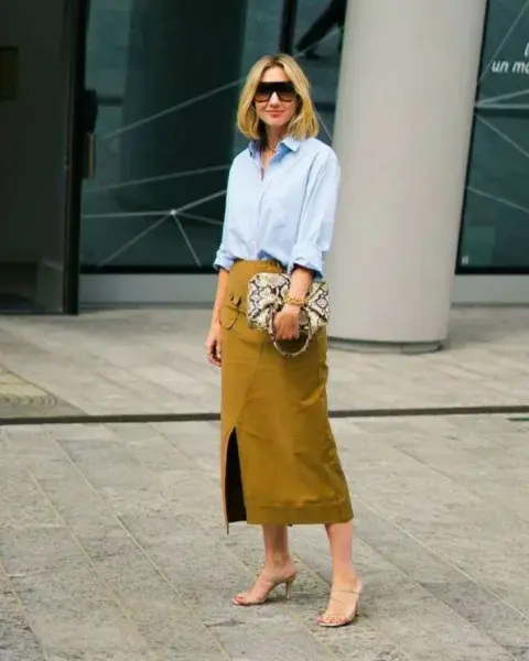 Una mujer en la calle usando un outfit de oficina para el verano. Una mujer en la calle usando un outfit de oficina para el verano.