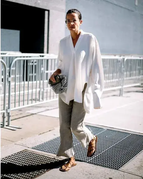 Una mujer en la calle usando un outfit de oficina para el verano. Una mujer en la calle usando un outfit de oficina para el verano.
