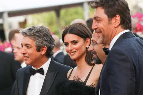 Todos lo saben es una película dramática que se estrenó en 2018 y fue dirigida y escrita por Asghar Farhadi Todos lo saben es una película dramática que se estrenó en 2018 y fue dirigida y escrita por Asghar Farhadi