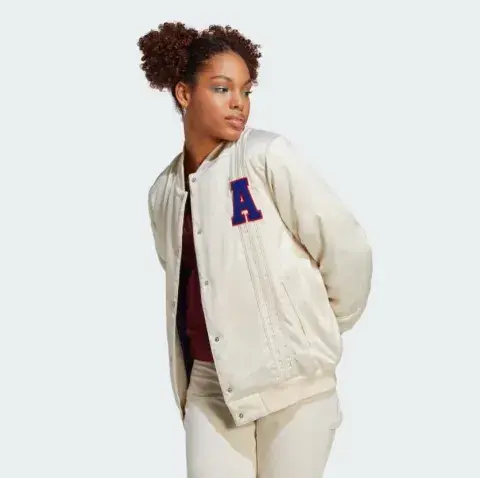 Foto de una modelo mujer usando una campera bomber de primavera. Foto de una modelo mujer usando una campera bomber de primavera.