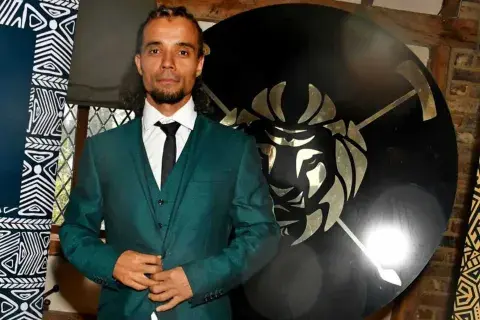 Su nombre verdadero es Kingslee James McLean Daley. Nació el 1 de diciembre de 1983 Su nombre verdadero es Kingslee James McLean Daley. Nació el 1 de diciembre de 1983