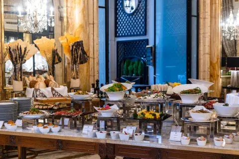 Con luz natural y decoración francesa, el buffet libre se sirve en el restaurante L´Orangerie Con luz natural y decoración francesa, el buffet libre se sirve en el restaurante L´Orangerie