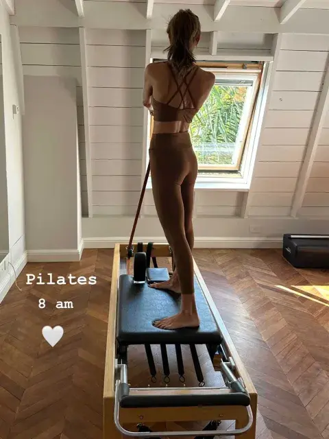 Juliana optó por un conjunto deportivo en color habano de dos piezas compuesto por un top con tiras cruzadas en la espalda y leggings a tono. 