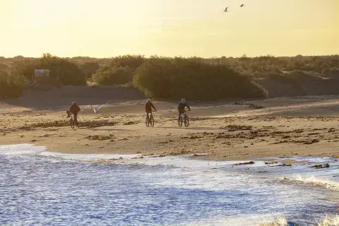 Las bicicleteadas por la orilla son un clásico en este destino de Patagonia.