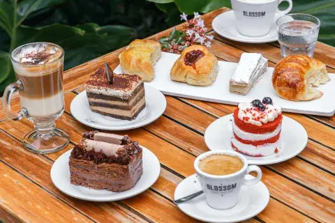 Blossom y Dolce ofrecen una amplia variedad de cafés preparados con Café San Vicente. Blossom y Dolce ofrecen una amplia variedad de cafés preparados con Café San Vicente.