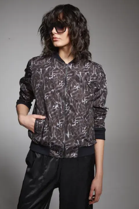 Foto de una modelo mujer usando una campera bomber de primavera. Foto de una modelo mujer usando una campera bomber de primavera.
