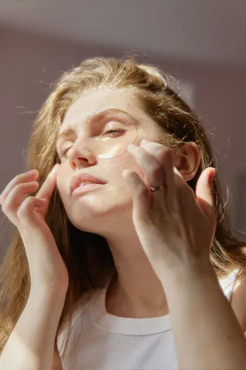 Una mujer con parches en los ojos Una mujer con parches en los ojos