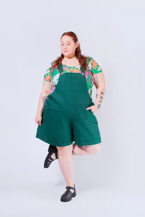 Foto de una modelo mujer usando un jardinero. Foto de una modelo mujer usando un jardinero.