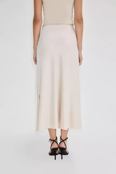 Foto de la colección de Juliana Awada Verano 2025. Foto de la colección de Juliana Awada Verano 2025.
