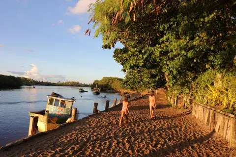 Caraíva es súper tranquilo y además de mar tiene un lindísimo río. Caraíva es súper tranquilo y además de mar tiene un lindísimo río.