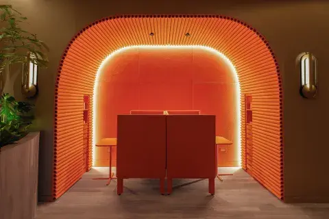 Oficina naranja en casa FOA