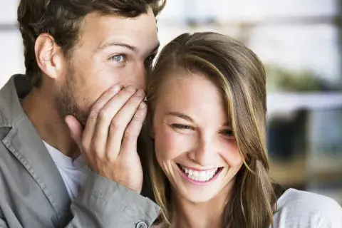 dos personas se cuentan un chisme dos personas se cuentan un chisme