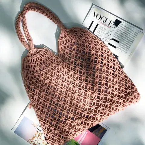 Foto de una cartera trenzada.