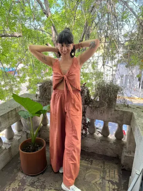 Foto de una modelo mujer usando un pantalón de verano. Foto de una modelo mujer usando un pantalón de verano.