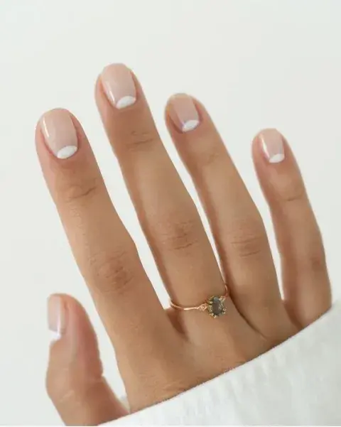 Foto de una mano con manicura moon. Foto de una mano con manicura moon.