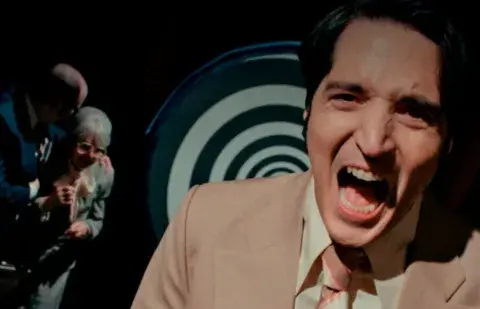 Imagen de la película De noche con el diablo. Imagen de la película De noche con el diablo.