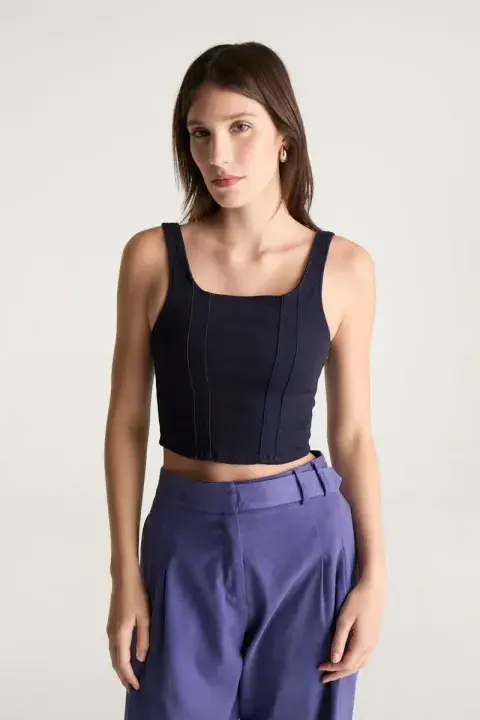 Foto de una modelo mujer usando un corset. Foto de una modelo mujer usando un corset.