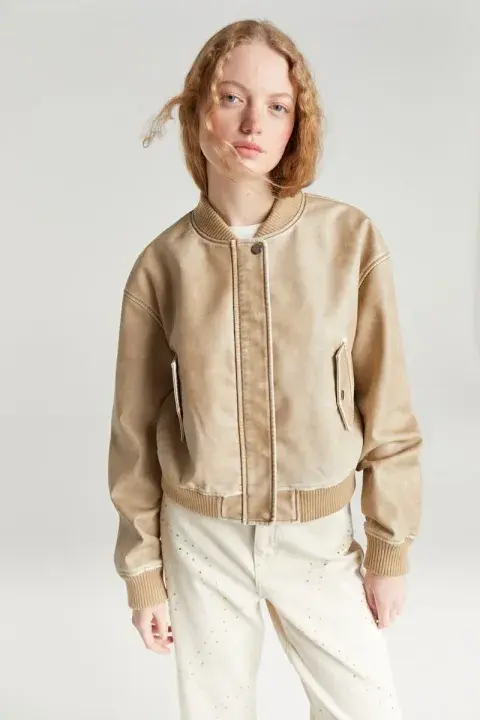 Foto de una modelo mujer usando una campera bomber de primavera. Foto de una modelo mujer usando una campera bomber de primavera.